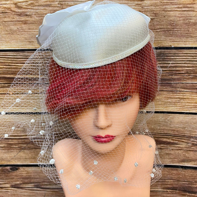 Eleganter Vintage Brauthut mit Schleife und Netzschleier, helles Creme