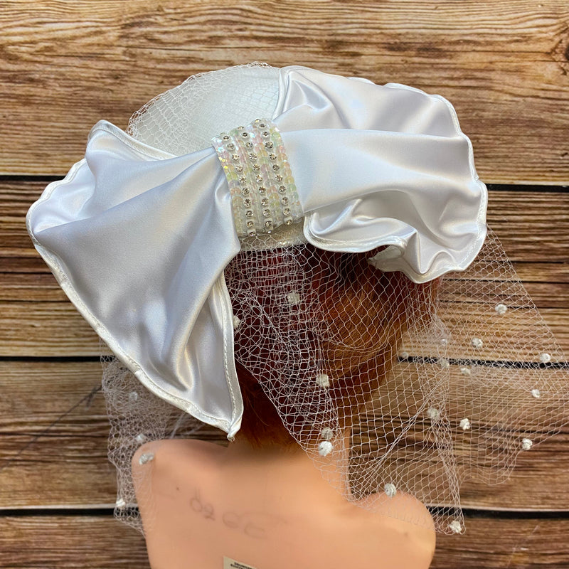 Eleganter Vintage Brauthut mit Schleife und Netzschleier, helles Creme