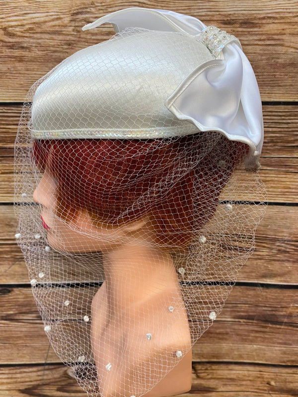 Eleganter Vintage Brauthut mit Schleife und Netzschleier, helles Creme