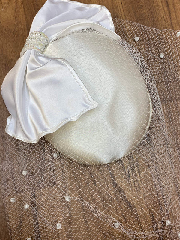 Eleganter Vintage Brauthut mit Schleife und Netzschleier, helles Creme