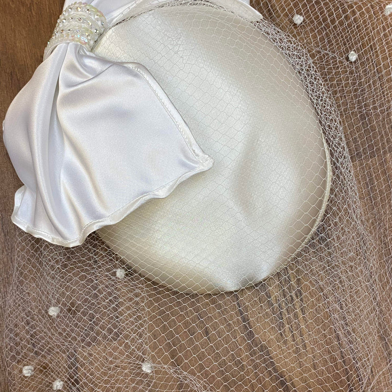 Eleganter Vintage Brauthut mit Schleife und Netzschleier, helles Creme