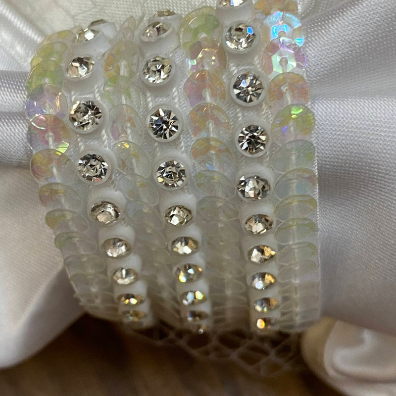 Eleganter Vintage Brauthut mit Schleife und Netzschleier, helles Creme