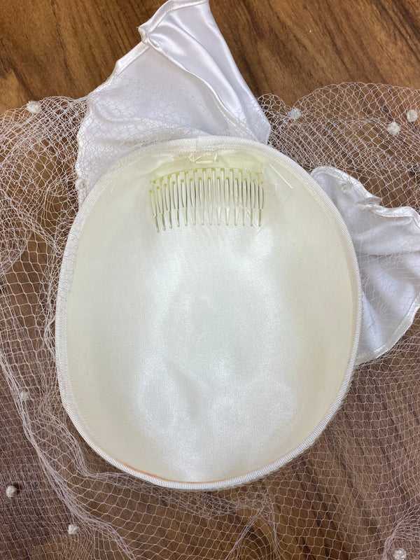 Eleganter Vintage Brauthut mit Schleife und Netzschleier, helles Creme