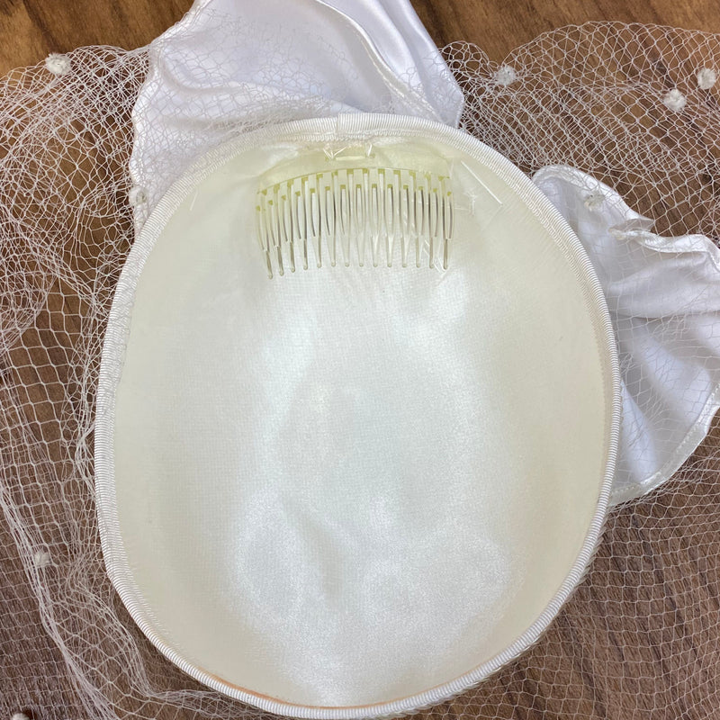 Eleganter Vintage Brauthut mit Schleife und Netzschleier, helles Creme