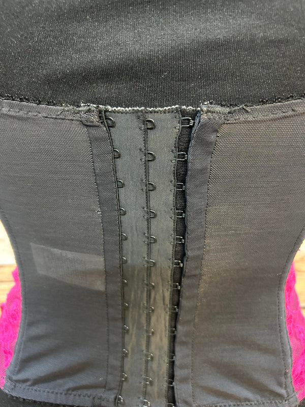Charmante Corsage in Pink und Schwarz - Größe 80B