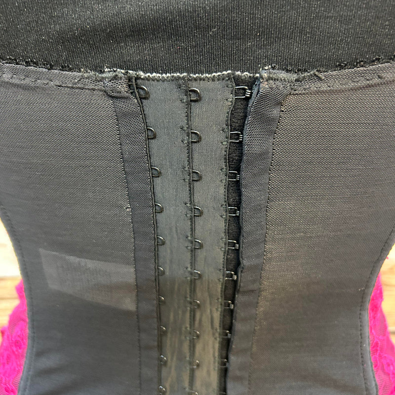 Charmante Corsage in Pink und Schwarz - Größe 80B