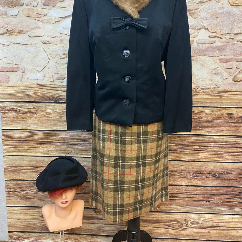 Vintage-Damen-Kostüm in Größe 46 mit schwarzem 50er-Jahre Hut, schwarze Jacke mit braunem Fellkragen und kariertem Rock. Hochwertige Verarbeitung, sehr guter Zustand, Unikat
