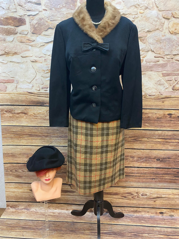 Vintage-Damen-Kostüm in Größe 46 mit schwarzem 50er-Jahre Hut, schwarze Jacke mit braunem Fellkragen und kariertem Rock. Hochwertige Verarbeitung, sehr guter Zustand, Unikat