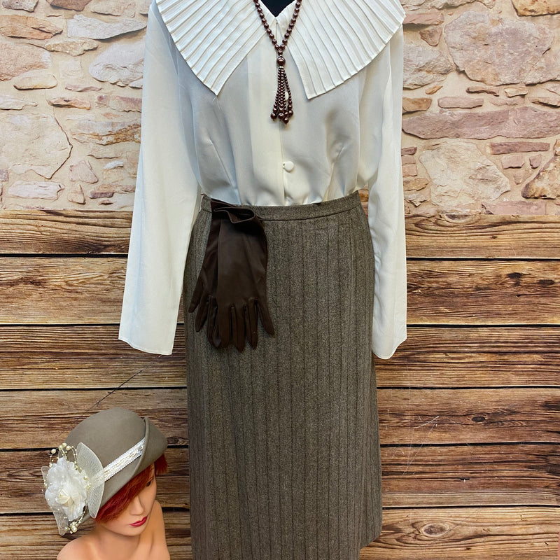 Hochwertiges Vintage-Damenoutfit Gr. 44, Das Damen-Kostüm beinhaltet einen Wollrock, eine elegante Vintage-Bluse, handveredelte Accessoires, inklusive Handschuhen, Hut  und Perlenkette  Braun/Creme