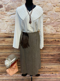 Hochwertiges Vintage-Damenoutfit Gr. 44, Das Damen-Kostüm beinhaltet einen Wollrock, eine elegante Vintage-Bluse, handveredelte Accessoires, inklusive Handschuhen, Hut  und Perlenkette  Braun/Creme