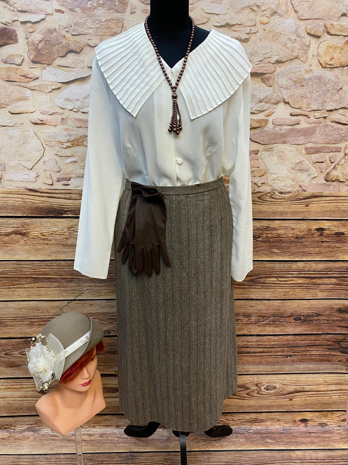 Hochwertiges Vintage-Damenoutfit Gr. 44, Das Damen-Kostüm beinhaltet einen Wollrock, eine elegante Vintage-Bluse, handveredelte Accessoires, inklusive Handschuhen, Hut  und Perlenkette  Braun/Creme