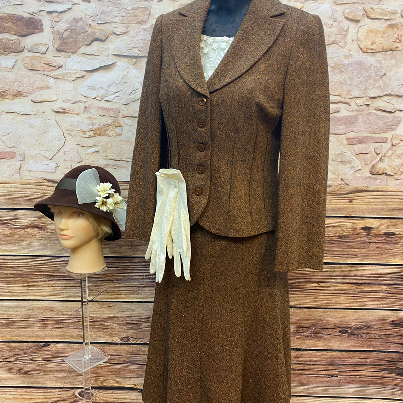 Braunes 20er-Jahre Damen-Kostüm im Vintage-Stil mit Tweed-Blazer, Rock, Bluse, Handschuhe und Hut Oldtimer-Look 
