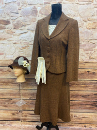 Braunes 20er-Jahre Damen-Kostüm im Vintage-Stil mit Tweed-Blazer, Rock, Bluse, Handschuhe und Hut Oldtimer-Look 