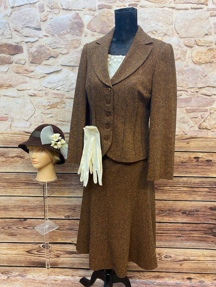 Braunes 20er-Jahre Damen-Kostüm im Vintage-Stil mit Tweed-Blazer, Rock, Bluse, Handschuhe und Hut Oldtimer-Look 