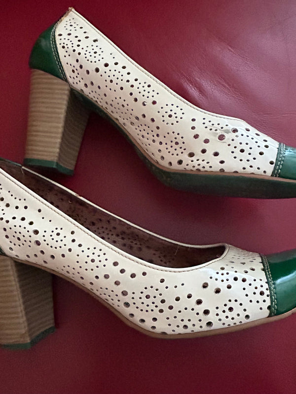 s.Oliver Retro-Pumps, Vorderansicht Paar, cremefarbenes Lochleder mit grün glänzender Spitze
