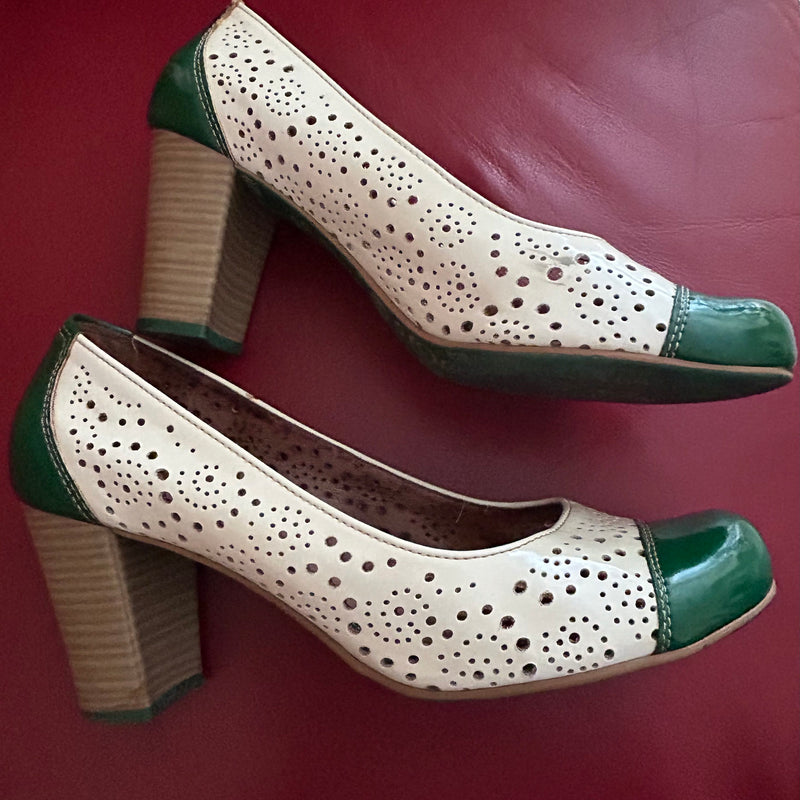 s.Oliver Retro-Pumps, Vorderansicht Paar, cremefarbenes Lochleder mit grün glänzender Spitze