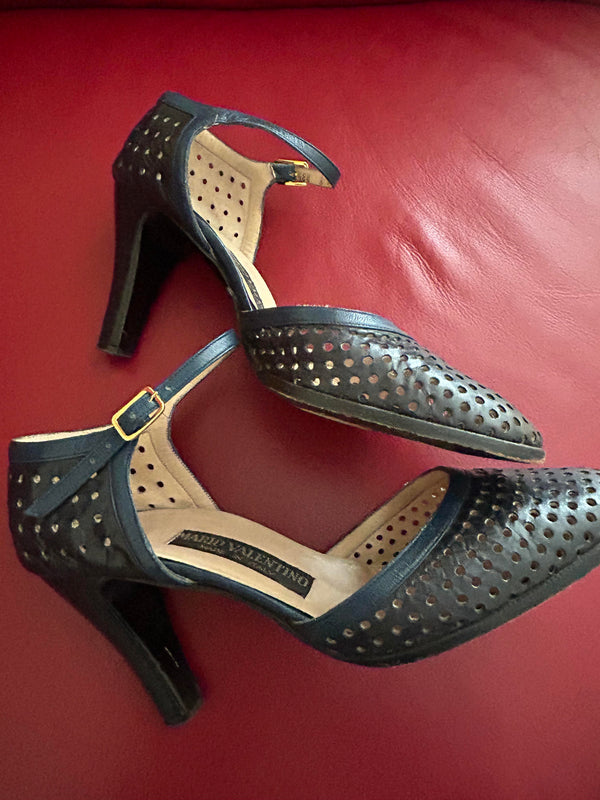 Vintage Mario Valentino Lochleder-Pumps Navy – Gr. 39