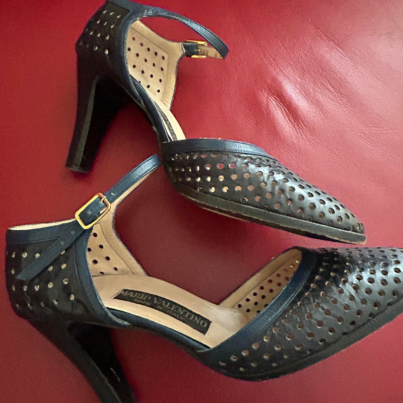 Vintage Mario Valentino Lochleder-Pumps Navy – Gr. 39
