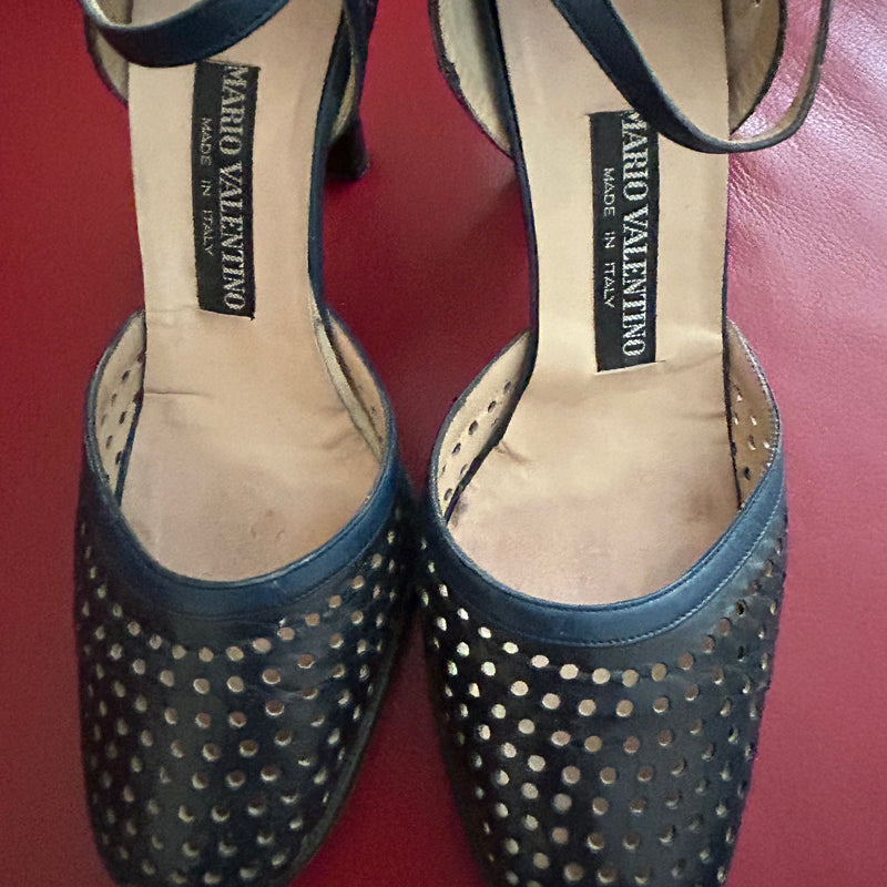 Vintage Mario Valentino Lochleder-Pumps Navy – Gr. 39