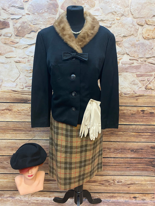 50er Jahre Kostüm für Damen in der Gr.46, Schwarz, mit kariertem Rock. schwarzer Jacke und Hut, helle Vintage-Handschuhe Unikat, original und Hochwertig.