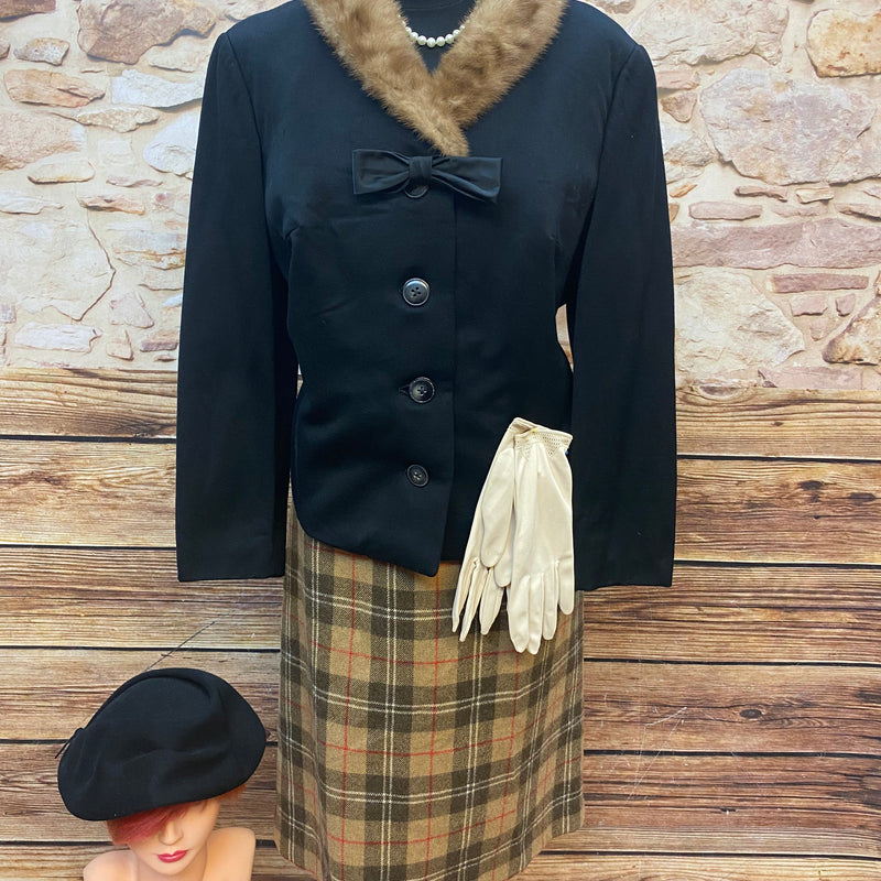 50er Jahre Kostüm für Damen in der Gr.46, Schwarz, mit kariertem Rock. schwarzer Jacke und Hut, helle Vintage-Handschuhe Unikat, original und Hochwertig.