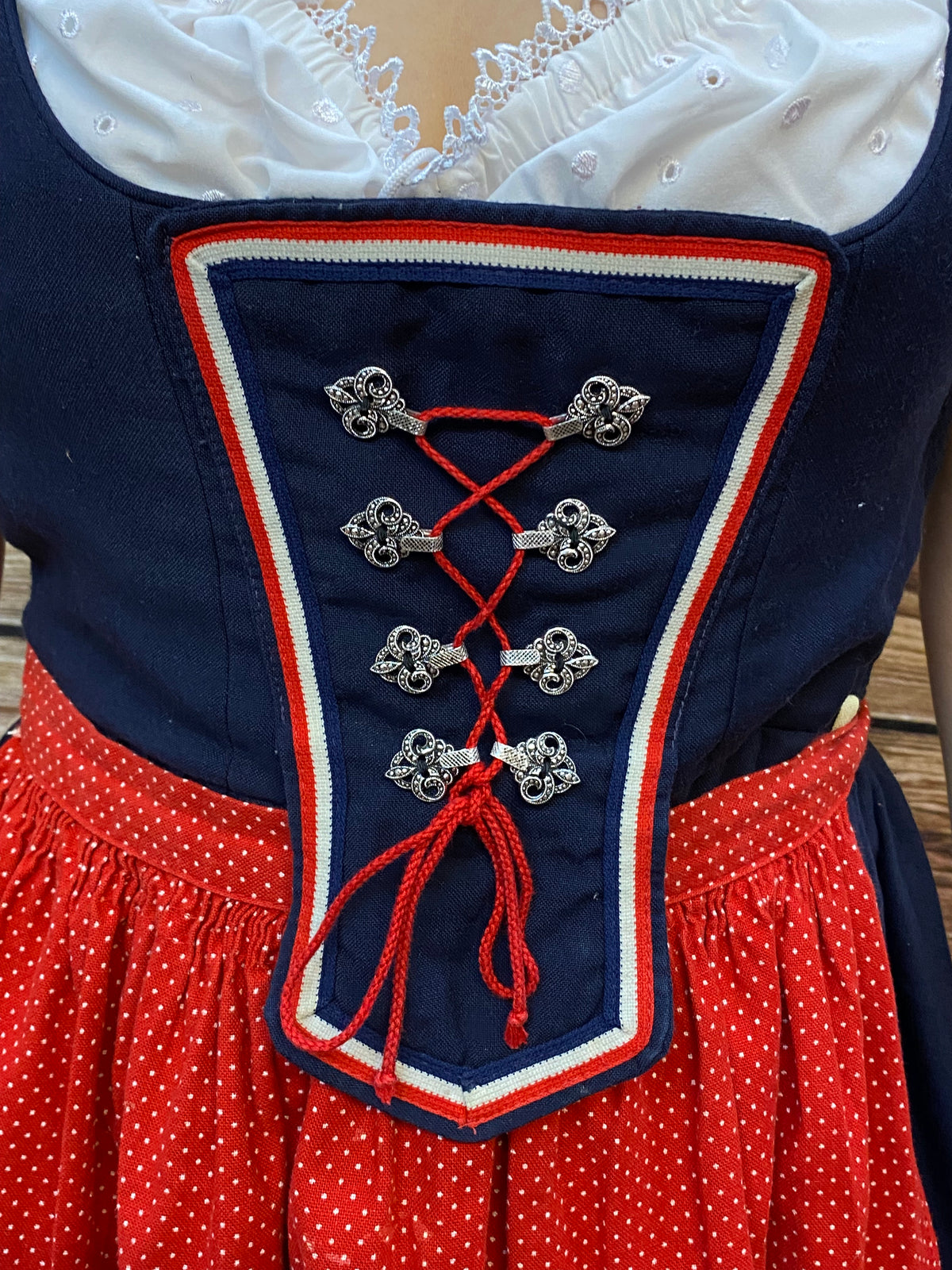 Taille de robe de dirndl vintage de balcon chic. 34 