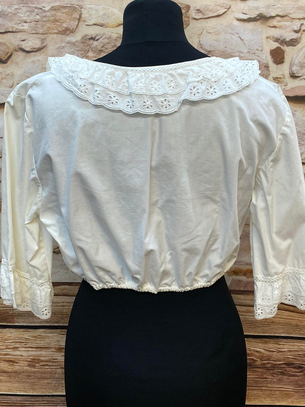 Vintage Dirndlbluse Weiß mit Rüschenkragen – Größe 44