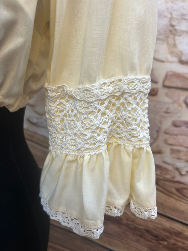Vintage Dirndlbluse Creme mit Häkelspitze & Rüschenärmeln – Gr. 38