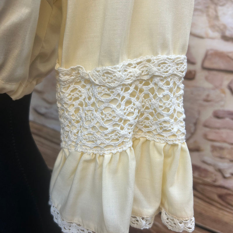 Vintage Dirndlbluse Creme mit Häkelspitze & Rüschenärmeln – Gr. 38
