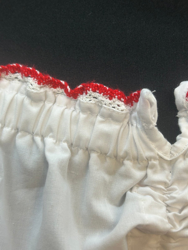 Vintage Dirndlbluse in Weiß mit roter Häkelbordüre – Gr. 40