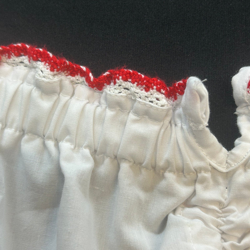 Vintage Dirndlbluse in Weiß mit roter Häkelbordüre – Gr. 40