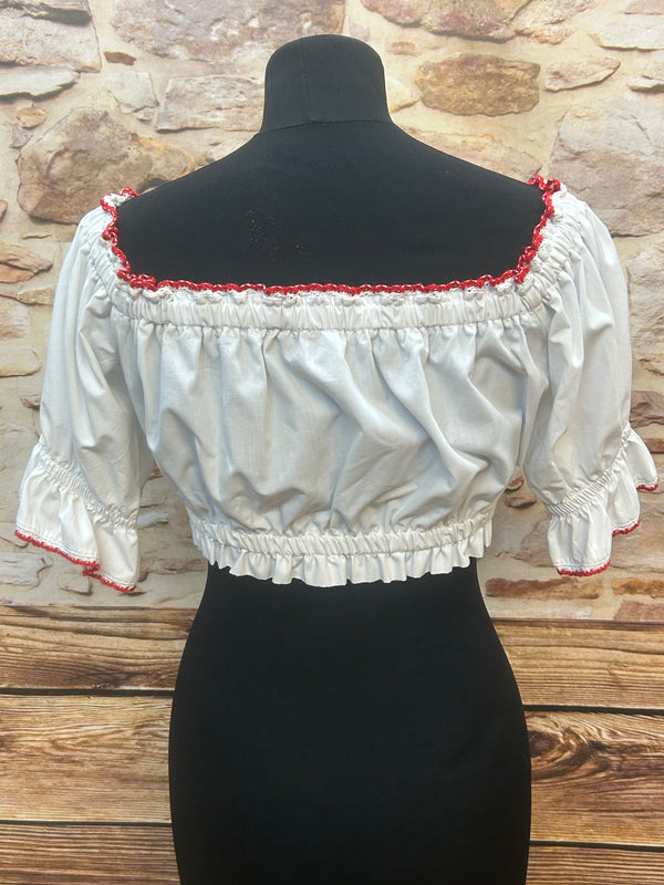 Vintage Dirndlbluse in Weiß mit roter Häkelbordüre – Gr. 40