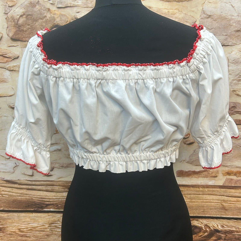 Vintage Dirndlbluse in Weiß mit roter Häkelbordüre – Gr. 40