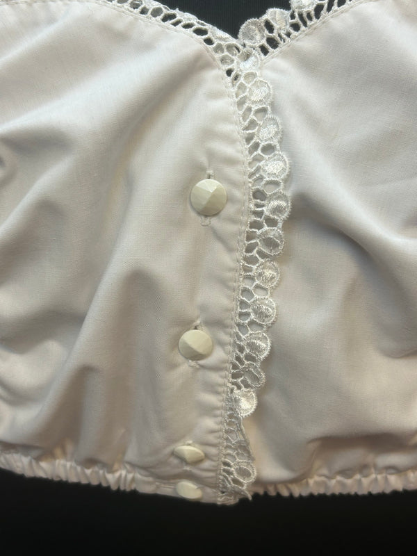 Elegante Vintage-Dirndlbluse in Weiß mit Rüschen & Häkelspitze – Gr. 48