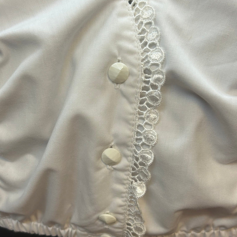 Elegante Vintage-Dirndlbluse in Weiß mit Rüschen & Häkelspitze – Gr. 48
