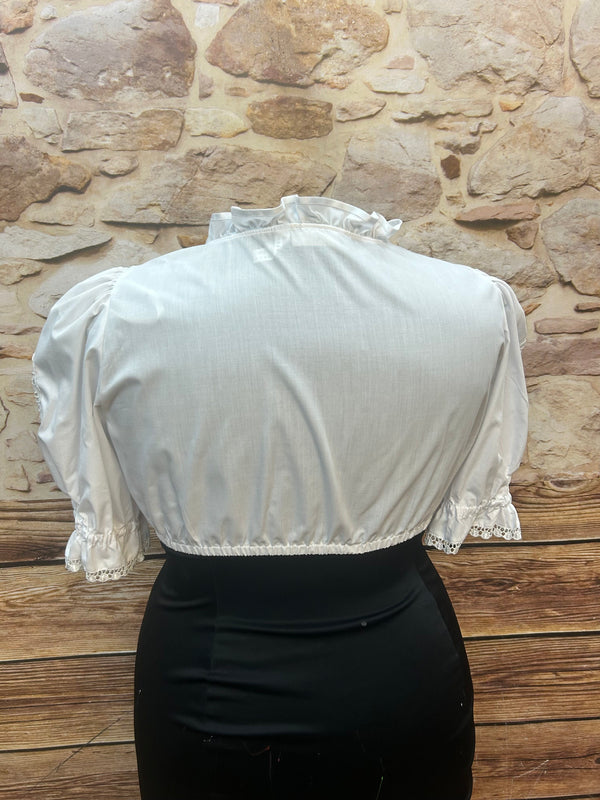 Elegante Vintage-Dirndlbluse in Weiß mit Rüschen & Häkelspitze – Gr. 48