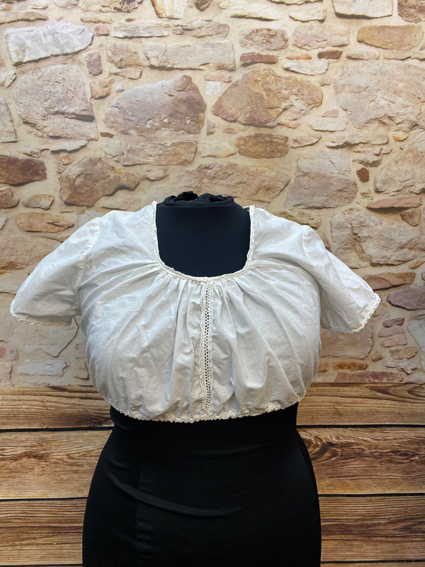 Vintage Dirndlbluse Weiß mit Häkelspitze – Gr. 46