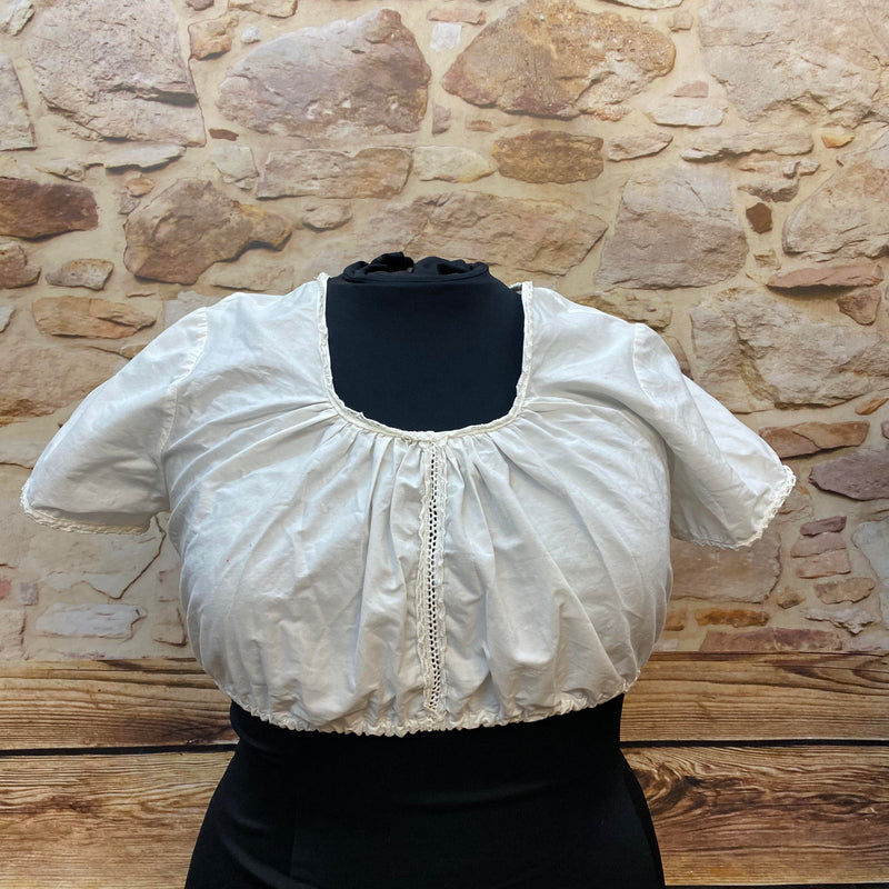 Vintage Dirndlbluse Weiß mit Häkelspitze – Gr. 46
