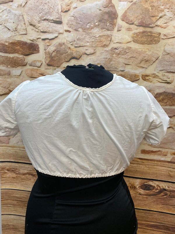 Vintage Dirndlbluse Weiß mit Häkelspitze – Gr. 46