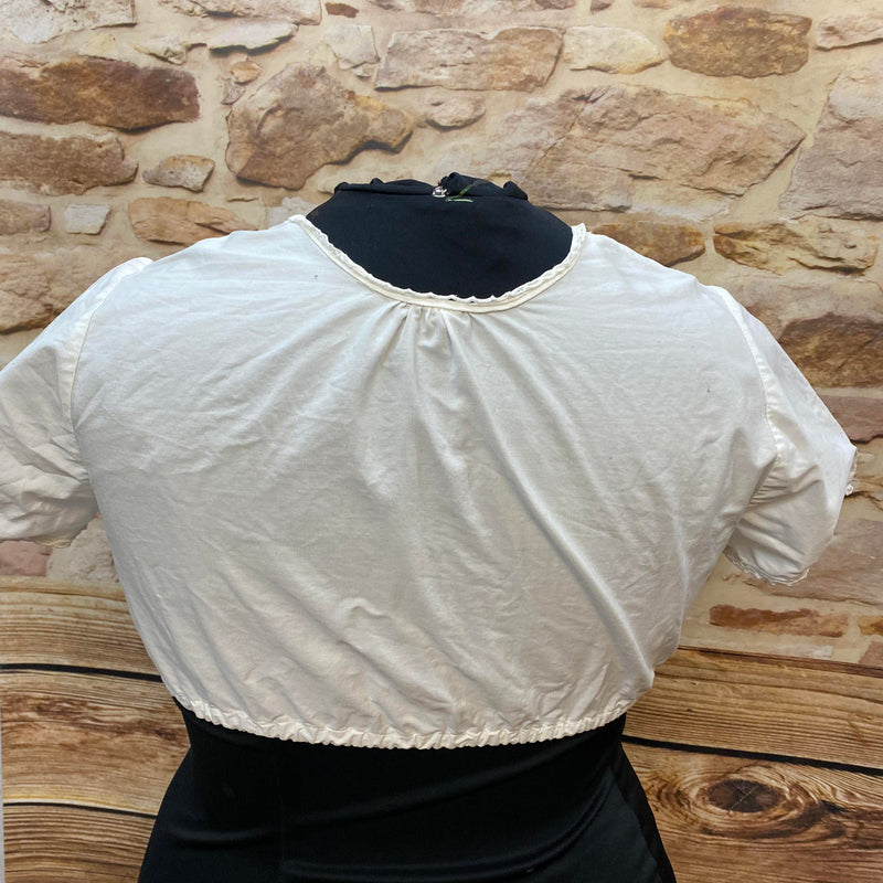 Vintage Dirndlbluse Weiß mit Häkelspitze – Gr. 46
