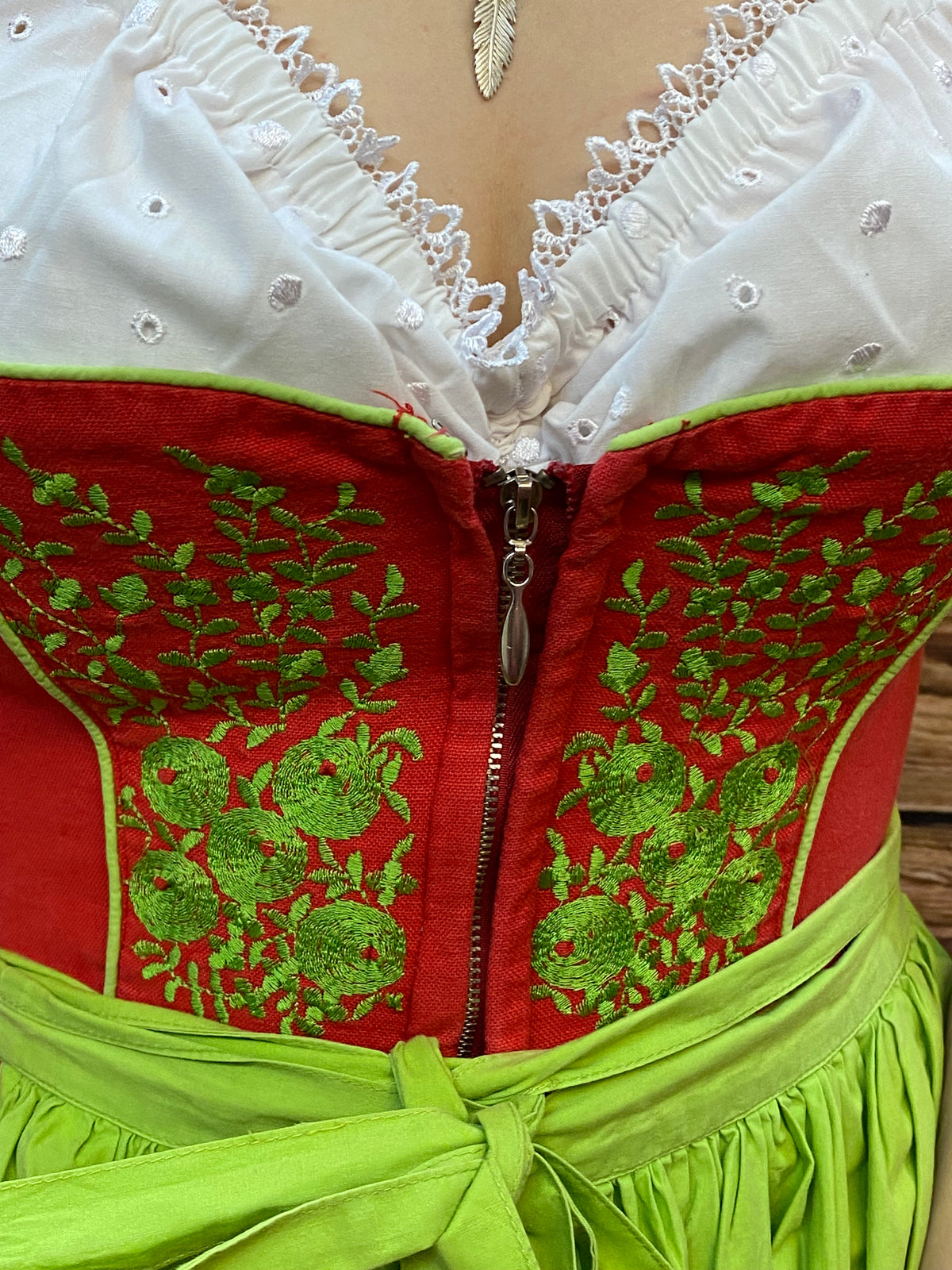 Dirnd rouge avec tablier vert occasion taille 34 