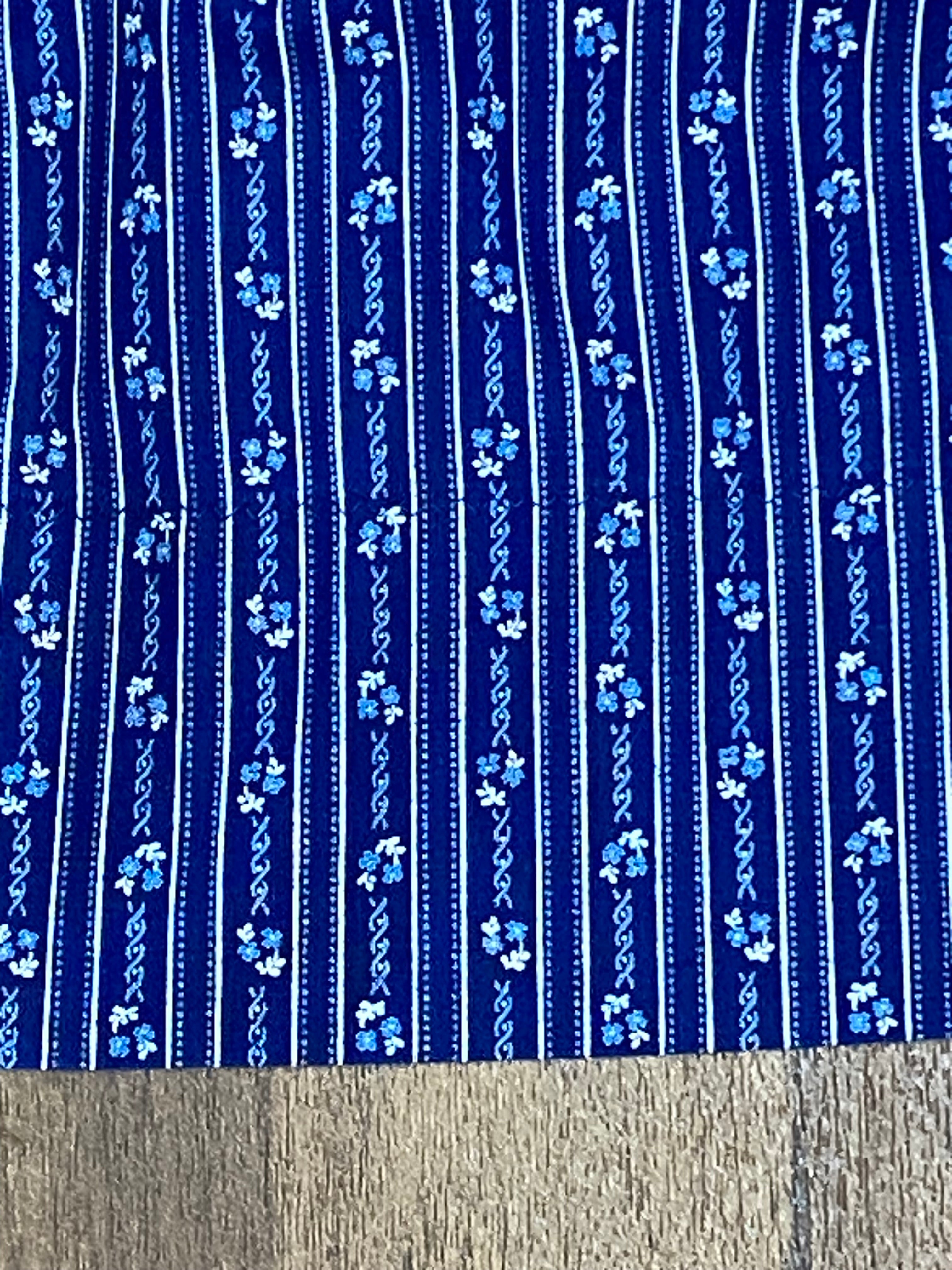 Mittellange Second Hand Dirndlschürze blau mit Blumenranken Länge 67 cm