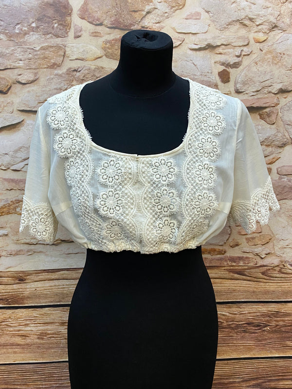 „Vintage Dirndlbluse aus den 80er-Jahren in Creme mit floraler Spitze am Ausschnitt und an den Ärmeln, halblang, elastischer Saum – Größe 42“