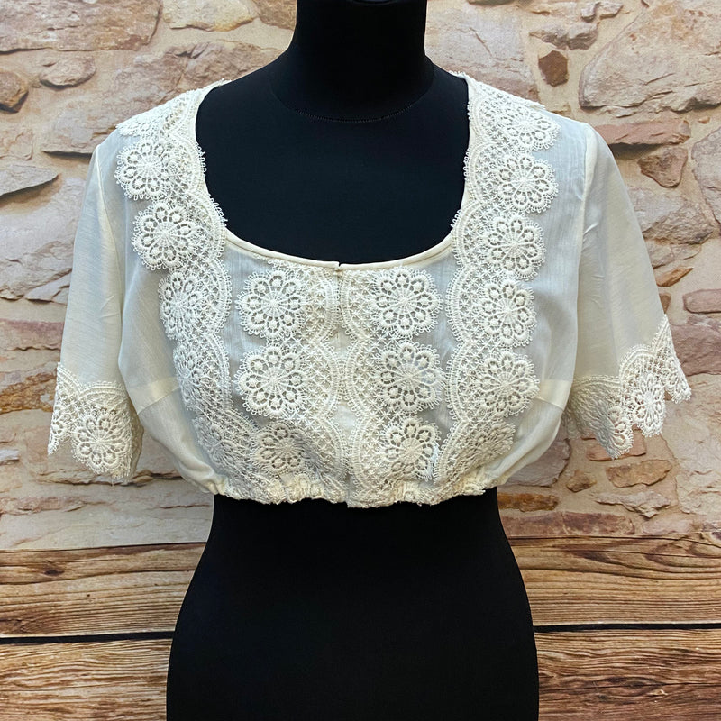 „Vintage Dirndlbluse aus den 80er-Jahren in Creme mit floraler Spitze am Ausschnitt und an den Ärmeln, halblang, elastischer Saum – Größe 42“