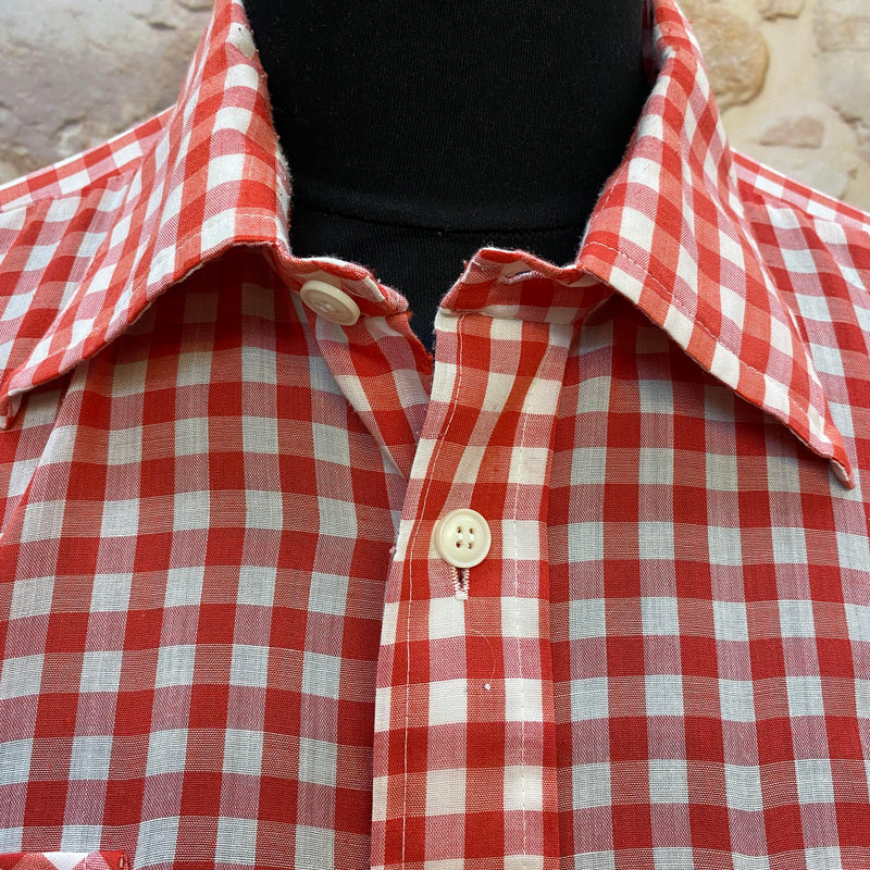 Vintage-Hemd im klassischen Rot-Weiß-Karo