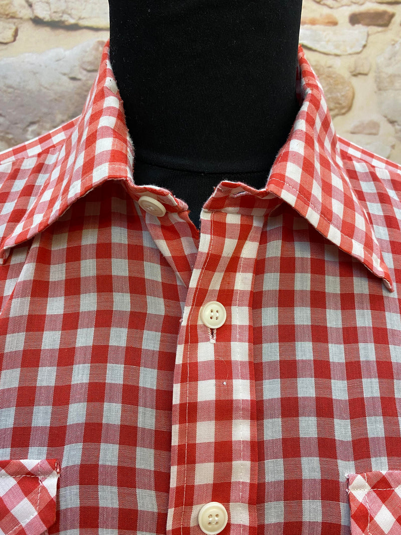 Vintage-Hemd im klassischen Rot-Weiß-Karo