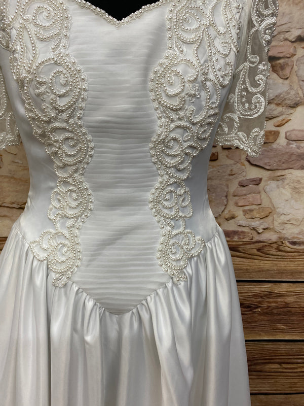 Vintage Brautkleid aus Satin mit Perlenapplikationen – Gr. 36, Ansicht 2