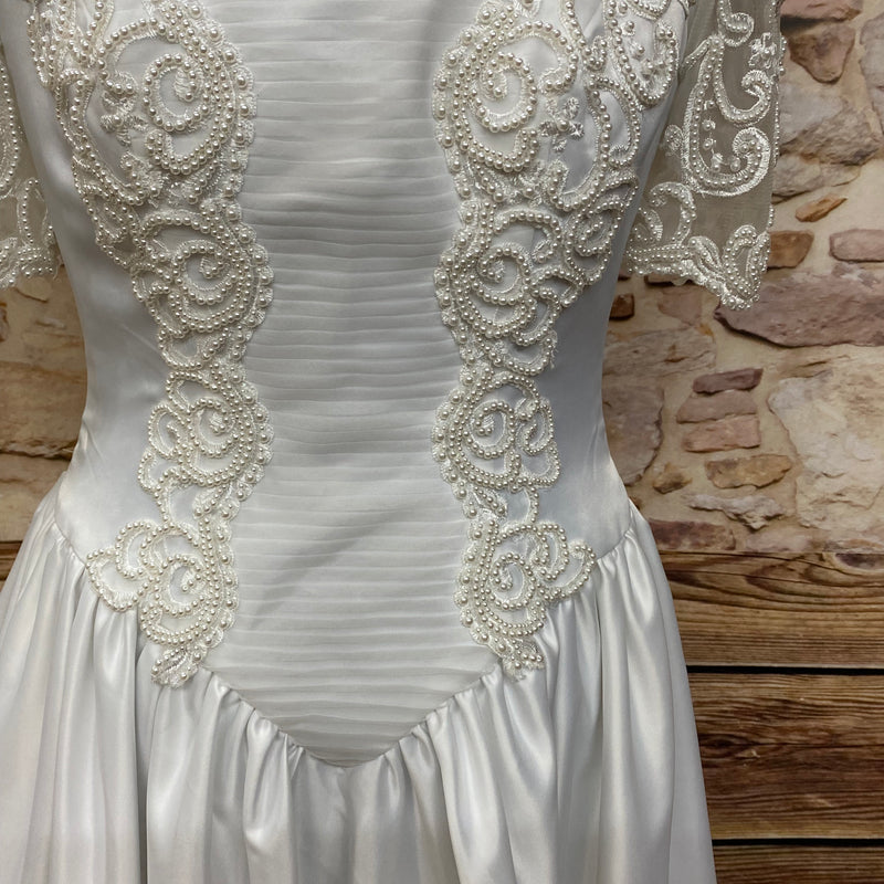 Vintage Brautkleid aus Satin mit Perlenapplikationen – Gr. 36, Ansicht 2