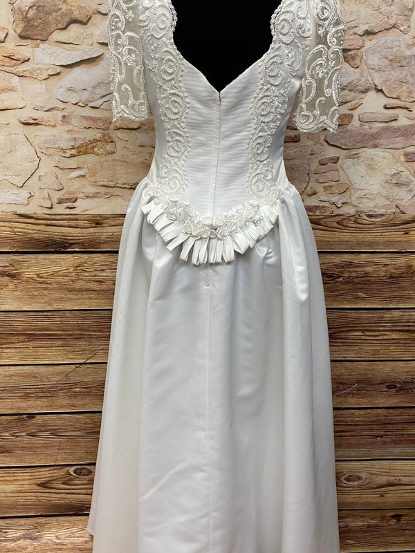 Vintage Brautkleid aus Satin mit Perlenapplikationen – Gr. 36, Ansicht 4