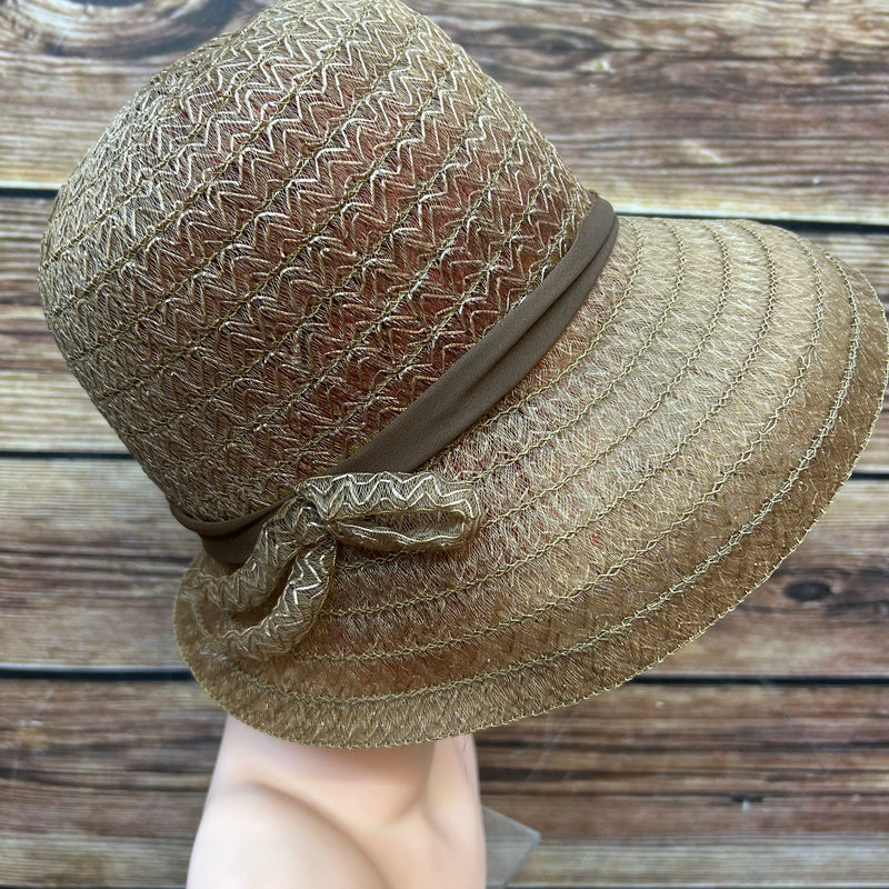 Entdecke einen eleganten Vintage Strohhut in Größe 55 mit Schleife und zartem Band. Perfekt für Retro-Looks und Sommertage – sehr guter Zustand.